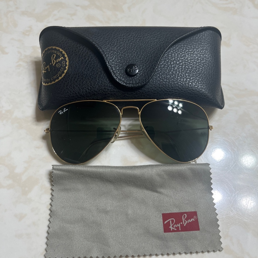 Sunglasses Gold Frame with Black Lenses Ray-Ban Aviator